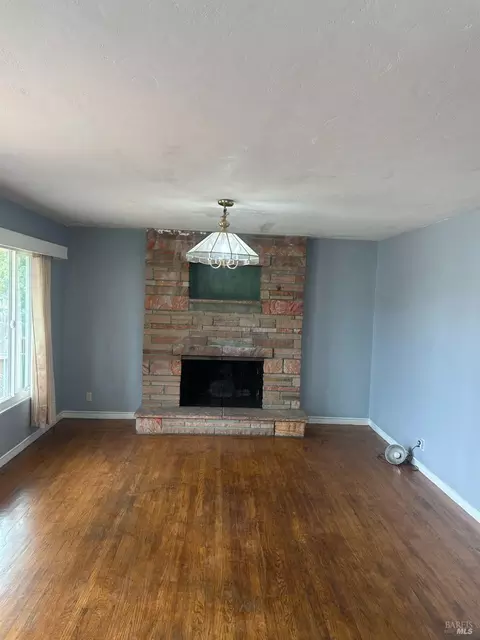 Living - 614 Sheldon Ave, Vallejo, CA 94591 photo 1 of 2