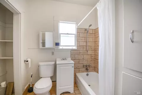 Bath - 734 Florida St, Vallejo, CA 94590 photo 1 of 2