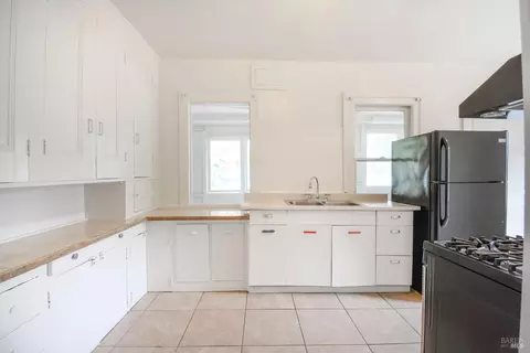 Kitchen - 734 Florida St, Vallejo, CA 94590 photo 4 of 6