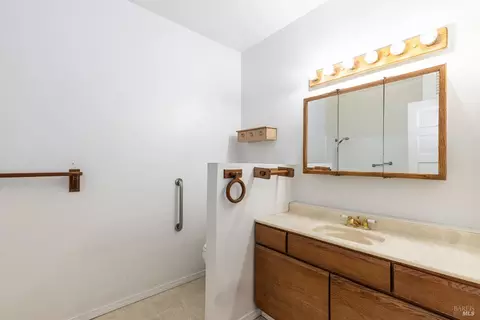 Bath - 720 Windsor River Rd, Windsor, CA 95492 photo 1 of 3