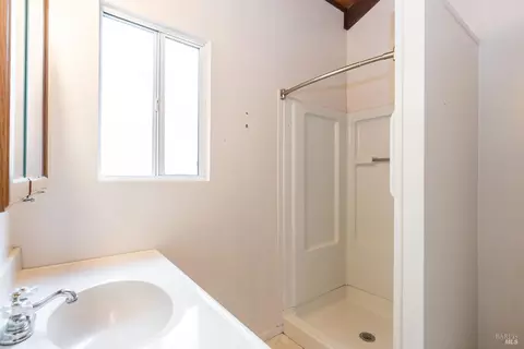 Bath - 720 Windsor River Rd, Windsor, CA 95492 photo 2 of 3