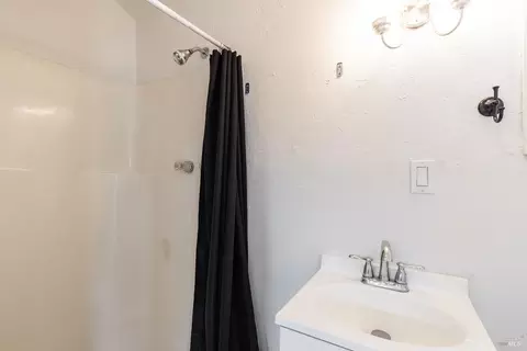 Bath - 720 Windsor River Rd, Windsor, CA 95492 photo 3 of 3