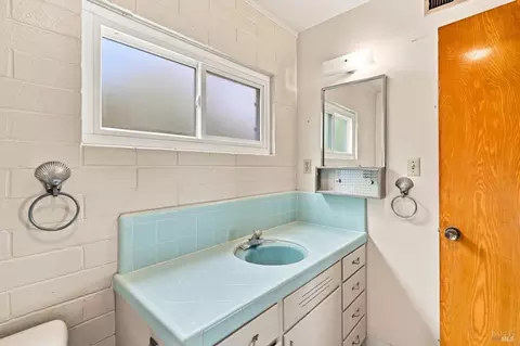Bath - 8607 Cypress Ave, Cotati, CA 94931 photo 4 of 4