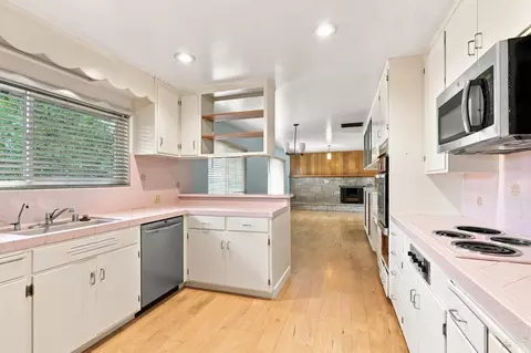 Kitchen - 8607 Cypress Ave, Cotati, CA 94931 photo 1 of 3