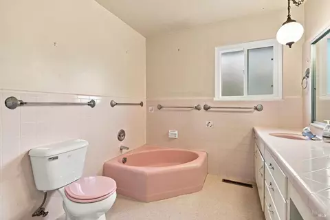 Bath - 8607 Cypress Ave, Cotati, CA 94931 photo 1 of 4