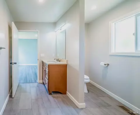 Bath - 186 Greenfield Ave, Vallejo, CA 94590 photo 3 of 3