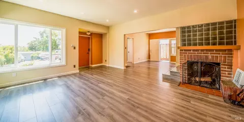 Living - 186 Greenfield Ave, Vallejo, CA 94590 photo 2 of 3