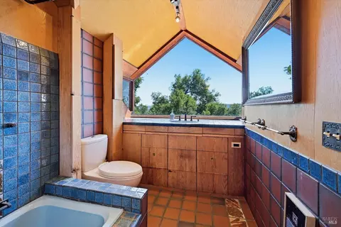 Bath - 26801 Oak Knoll Ter, Cloverdale, CA 95425 photo 1 of 3