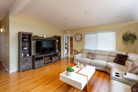 Living - 159 Maywood Dr, Vallejo, CA 94591 photo 3 of 4