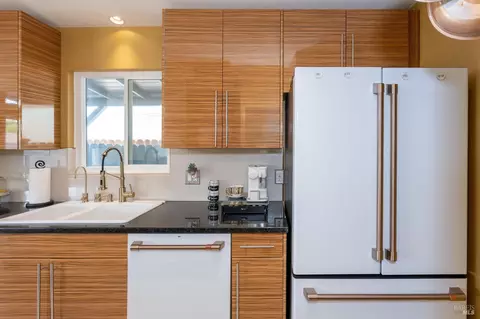Kitchen - 159 Maywood Dr, Vallejo, CA 94591 photo 4 of 9