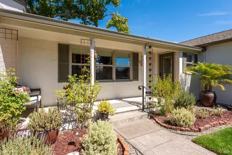 556 Alderbrook Dr, Santa Rosa, CA 95405
