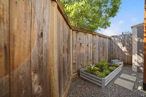 Exterior - 178 Courtyards E, Windsor, CA 95492 photo 7 of 10