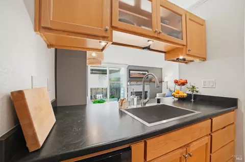 Kitchen - 178 Courtyards E, Windsor, CA 95492 photo 4 of 4