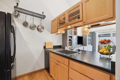 Kitchen - 178 Courtyards E, Windsor, CA 95492 photo 2 of 4