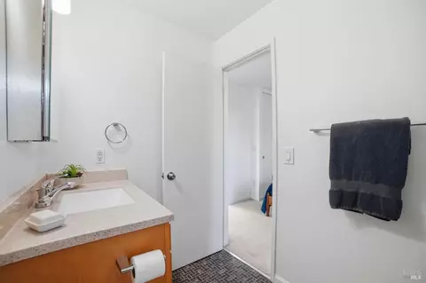 Bath - 178 Courtyards E, Windsor, CA 95492 photo 2 of 3