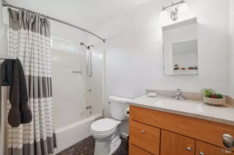 Bath - 178 Courtyards E, Windsor, CA 95492 photo 1 of 3