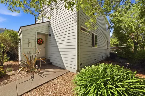 Exterior - 178 Courtyards E, Windsor, CA 95492 photo 2 of 10