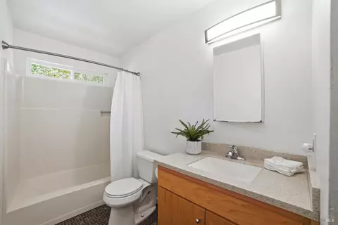 Bath - 178 Courtyards E, Windsor, CA 95492 photo 3 of 3