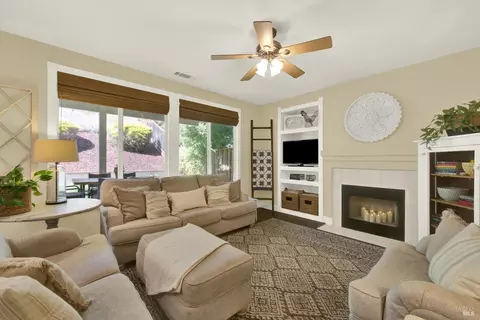 Living - 2440 Skyview Cir, Fairfield, CA 94534 photo 3 of 5