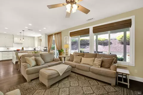 Living - 2440 Skyview Cir, Fairfield, CA 94534 photo 1 of 5
