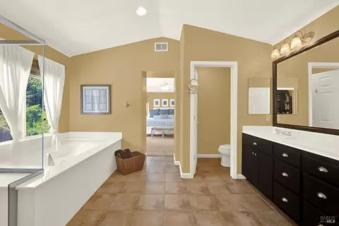Bath - 2440 Skyview Cir, Fairfield, CA 94534 photo 2 of 5