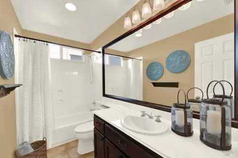 Bath - 2440 Skyview Cir, Fairfield, CA 94534 photo 5 of 5