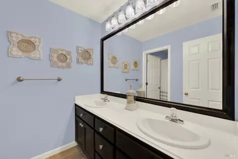 Bath - 2440 Skyview Cir, Fairfield, CA 94534 photo 3 of 5