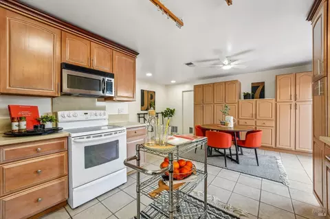 Kitchen - 418 Larkin Dr, Benicia, CA 94510 photo 3 of 3