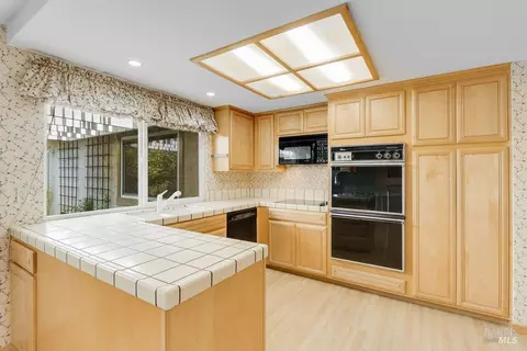 Kitchen - 166 Westminster Way, Vallejo, CA 94591 photo 4 of 7