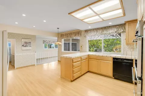 Kitchen - 166 Westminster Way, Vallejo, CA 94591 photo 3 of 7