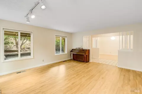 Living - 166 Westminster Way, Vallejo, CA 94591 photo 5 of 11