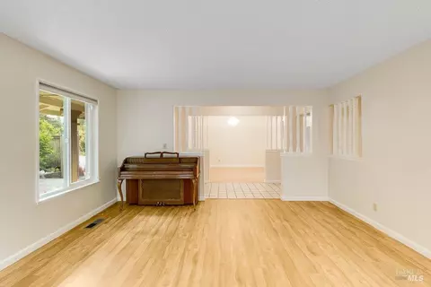 Living - 166 Westminster Way, Vallejo, CA 94591 photo 4 of 11