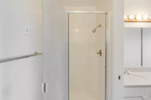 Bath - 166 Westminster Way, Vallejo, CA 94591 photo 6 of 6