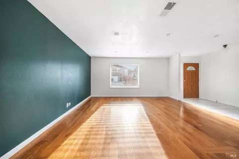 Living - 1254 Granada St, Vallejo, CA 94591 photo 6 of 9