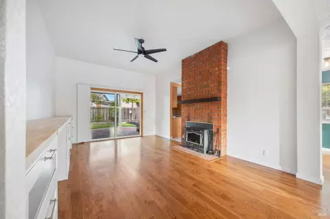 Living - 1254 Granada St, Vallejo, CA 94591 photo 4 of 9
