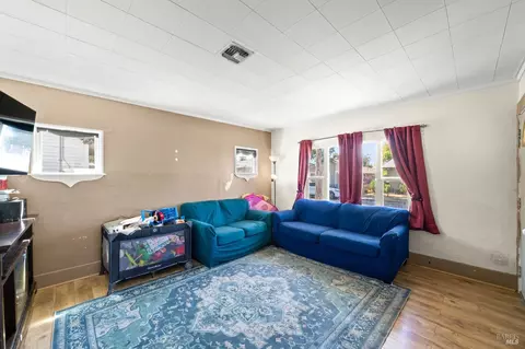 Living - 136 12th St, Vallejo, CA 94590 photo 2 of 3
