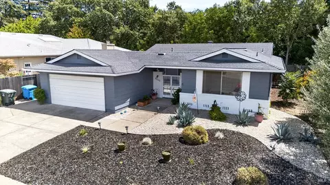 8830 Oak Trail Dr, Santa Rosa, CA 95409