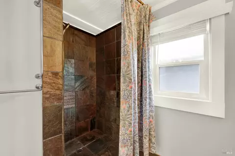 Bath - 918 Branciforte St, Vallejo, CA 94590 photo 2 of 2