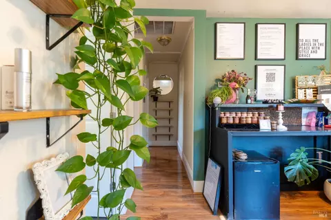 Entry Way - 534 S State St, Ukiah, CA 95482 photo 2 of 4