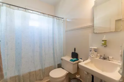 Bath - 534 S State St, Ukiah, CA 95482 photo 5 of 7