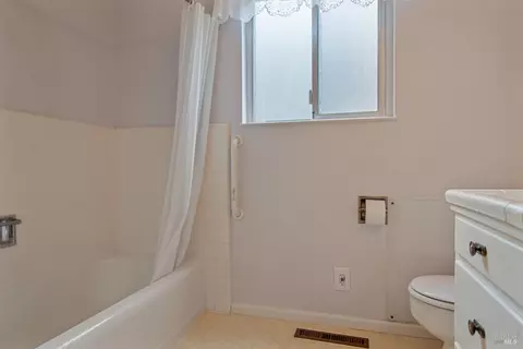 Bath - 135 Cold Springs Rd, Angwin, CA 94508 photo 4 of 4