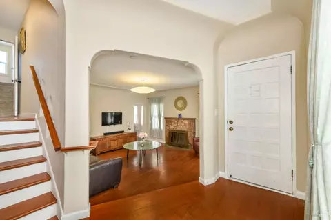 Entry Way - 1316 Farrell St, Vallejo, CA 94590 photo 2 of 4