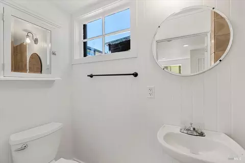 Bath - 1456 C St, Eureka, CA 95501 photo 6 of 7