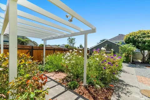 Exterior - 1456 C St, Eureka, CA 95501 photo 10 of 23