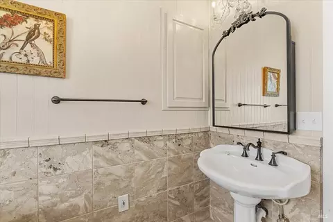 Bath - 1456 C St, Eureka, CA 95501 photo 3 of 7