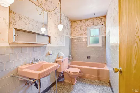 Bath - 21355 Hyde Rd, Sonoma, CA 95476 photo 2 of 2