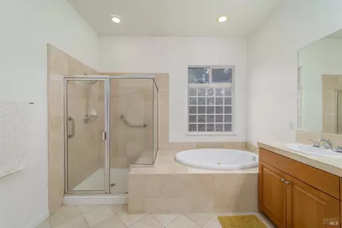 Bath - 4325 The Masters Dr, Fairfield, CA 94533 photo 2 of 4