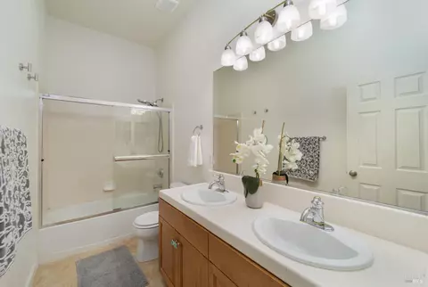 Bath - 4325 The Masters Dr, Fairfield, CA 94533 photo 3 of 4