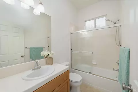 Bath - 4325 The Masters Dr, Fairfield, CA 94533 photo 4 of 4