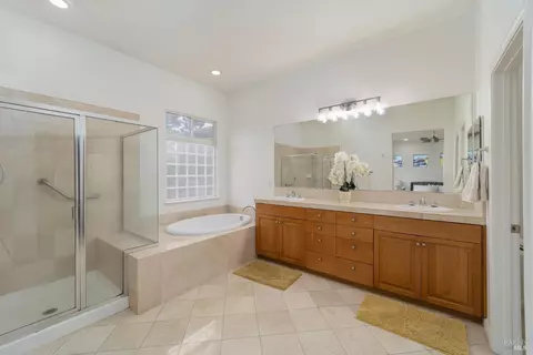 Bath - 4325 The Masters Dr, Fairfield, CA 94533 photo 1 of 4